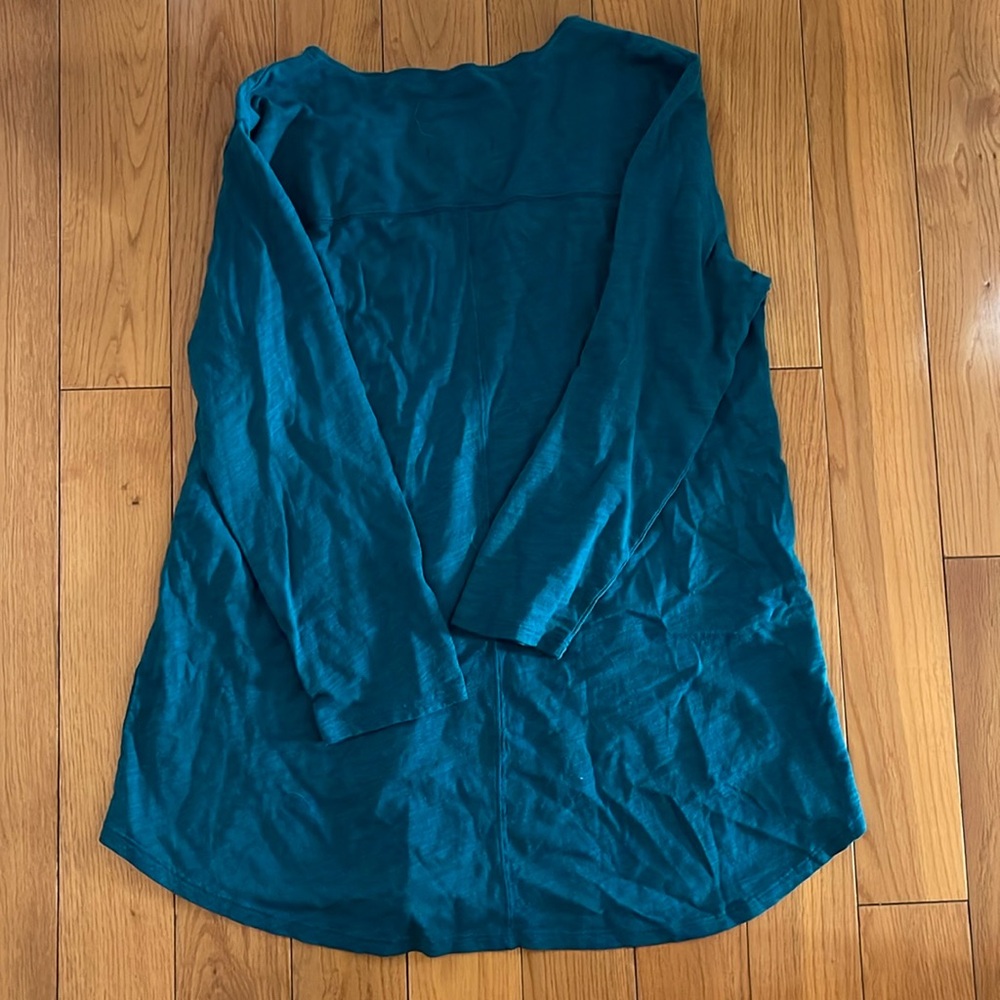 Mododoc Seamed V-Neck Tee - Picture 4 of 5